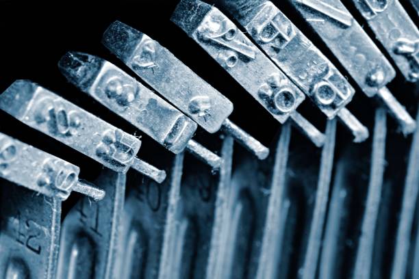 detail of the individual hammers with engraved text and typescript inside vintage mechanical typewriter - typebar business retro revival letter imagens e fotografias de stock