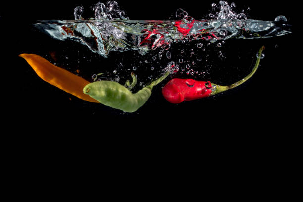 istock red pepper vegetables making splash in water - Imagem 1132054446