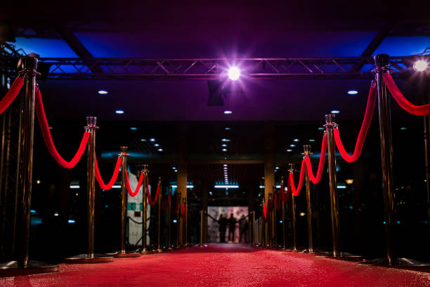 tapis rouge entrée vip - red cloth flash photos et images de collection