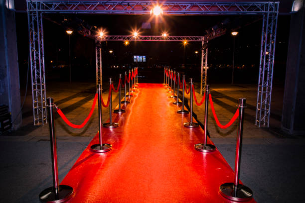 tapis rouge entrée vip - red cloth flash photos et images de collection