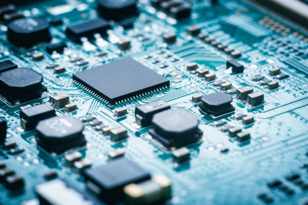 青色回路基板上のマイクロチップ - electronics industry circuit board computer chip engineering ストックフォトと画像