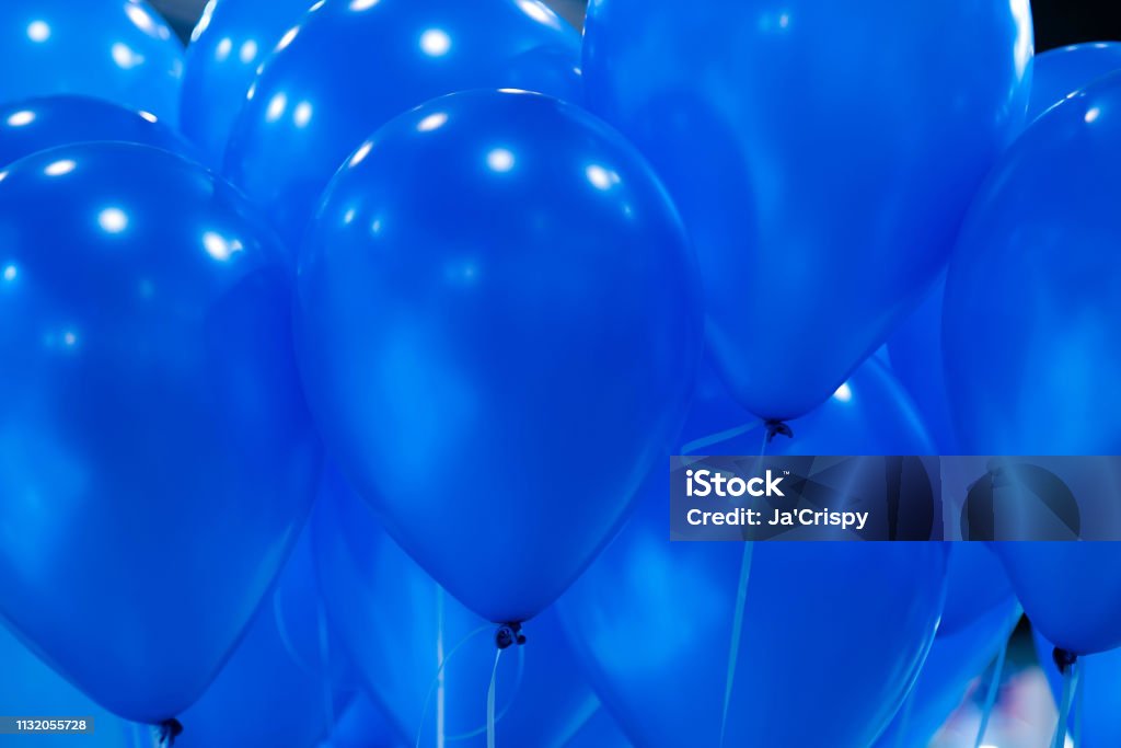 Hintergrund der leuchtend gelben aufblasbaren Luftballons in der Luft. Spielerische Geburtstagshintergründe - Lizenzfrei Luftballon Stock-Foto