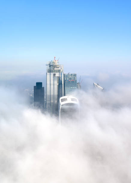 city of london wolkenkratzer umgeben von wolken - fenchurch street stock-fotos und bilder