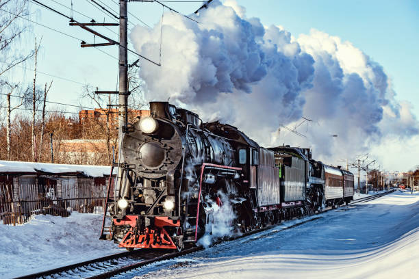 el tren de vapor se mueve hacia el frío invierno por la mañana. - locomotive steam train train snow fotografías e imágenes de stock