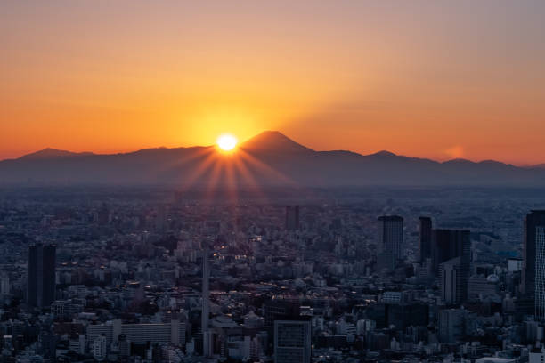 le moment du coucher du soleil et la silhouette du mont fuji vu de l'héliport des collines de roppongi. - roppongi hills photos et images de collection