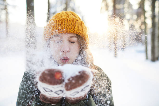 ウィンターパークで楽しむ - snow hiking ストックフォトと画像