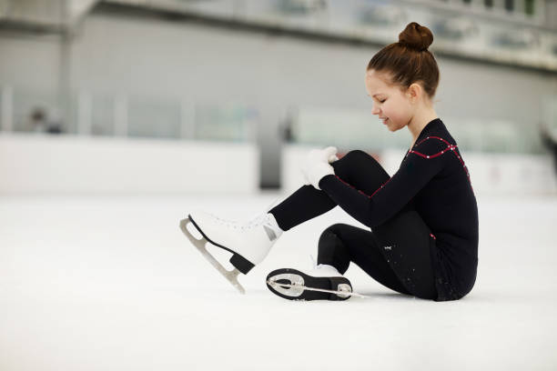 スケートリンクで負傷した少女 - フィギュアスケート ストックフォトと画像