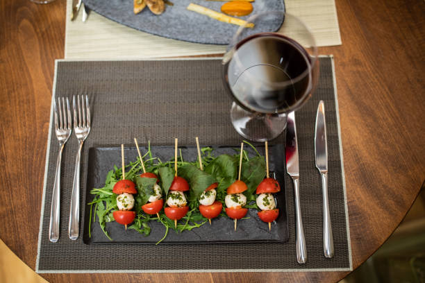 direkt oben auf dem teller mit caprese-salat - caprese salad antipasto wine mozzarella stock-fotos und bilder