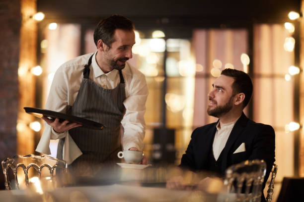 kelner przynosząc kawę do gościa - restaurant waiter table wait staff zdjęcia i obrazy z banku zdjęć