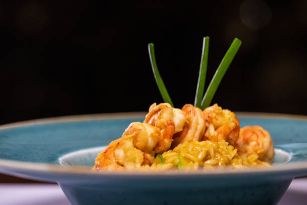 risotto ai gamberi - prepared shrimp prawn seafood salad foto e immagini stock
