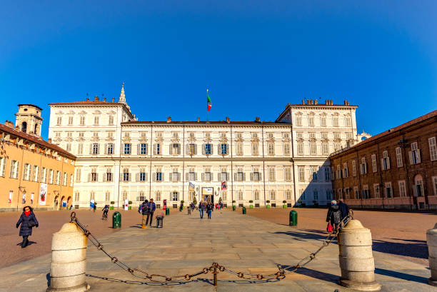 blick auf den palazzo reale auf der piazza castello in turin (piemont, italien). - palazzo reale turin stock-fotos und bilder