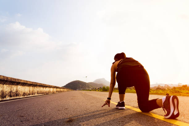 ready go. running woman on start position and going to run on long road - running athlete staircase teenager imagens e fotografias de stock