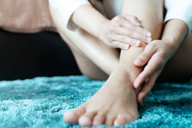 lesiones de tobillo de la pierna de las mujeres/doloroso, mujeres tocan la pierna del tobillo del dolor - sport massaging accident adult fotografías e imágenes de stock