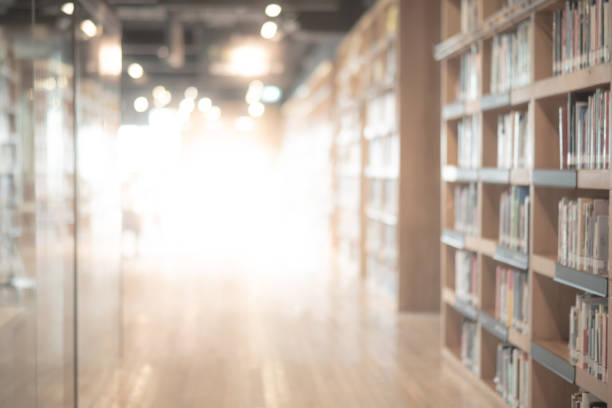 abstracto espacio interior de la biblioteca pública borrosa. espacio borroso con estanterías por efecto descentrado. uso para el fondo o el contexto en los conceptos de negocios o educativos - biblioteca fotografías e imágenes de stock