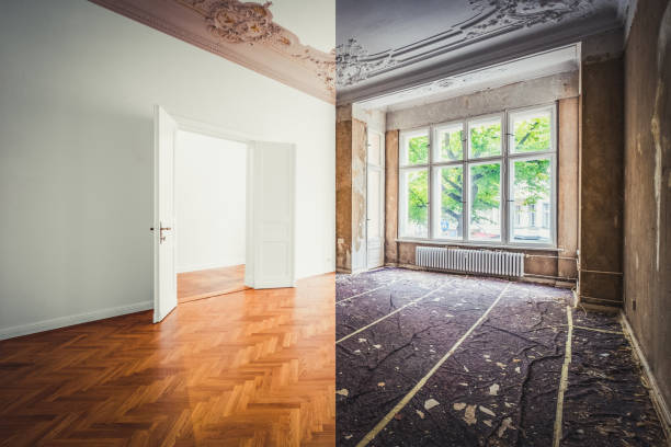 高級マンションの部屋を空/平らな木製の床と漆喰と古い建物で - primed ストックフォトと画像