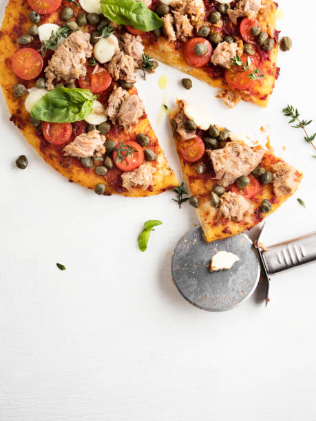 thin crust pizza - italian leggera,pizza with tuna - pizza tuna prepared fish cheese imagens e fotografias de stock