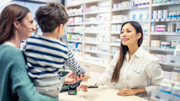 madre e hijo en la farmacia - pill bottle pharmacy medicine shelf fotografías e imágenes de stock