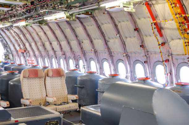 vista na cabine do com os assentos de avião, sem guarnição interior, para voos de teste - fuselage - fotografias e filmes do acervo