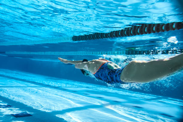 atleta adaptable buceando en la piscina. - lap pool fotos fotografías e imágenes de stock