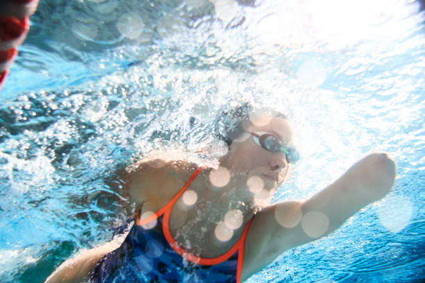 adaptives athletentraining im schwimmbad. - amputiert stock-fotos und bilder