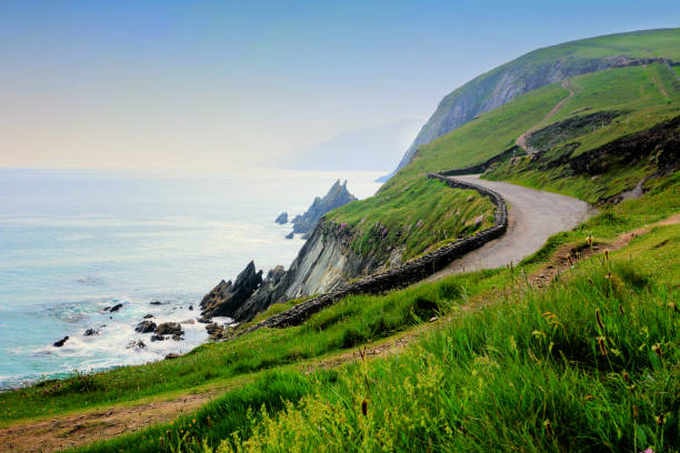 carretera costera en irlanda occidental. slea head, península de dingle, condado de kerry. - condado de kerry fotografías e imágenes de stock