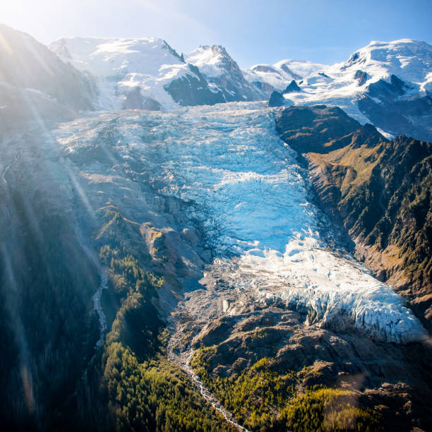 hermosa vista aérea paisajística del glaciar bossons del macizo del mont blanc en las montañas francesas de los alpes en otoño - glaciar fotografías e imágenes de stock