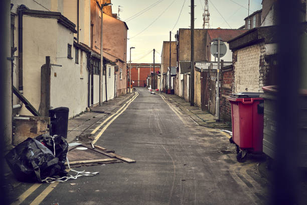 ruelle sale dans la ville - low angle view photos et images de collection