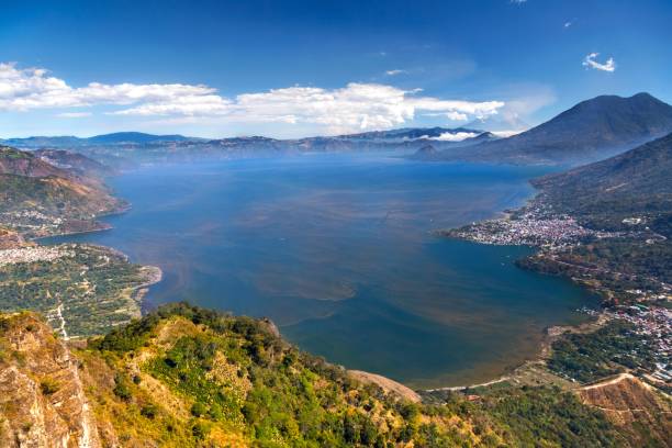 vue aérienne de paysage du lac atitlan dans les highlands de guatemala - autumn sky nobody lake photos et images de collection