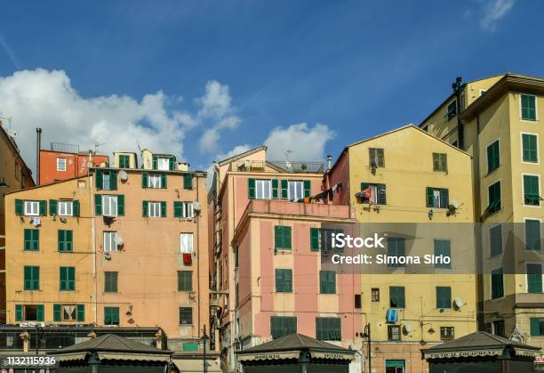 Las Casas De Colores Típica Con Vistas Al Puerto De Génova Liguria Italia Foto de stock y más banco de imágenes de Aire libre