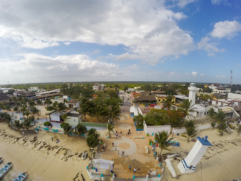 Vista aérea sobre las casas cercanas a la playa del mar Caribe en Puerto Morelos, México. Vista sobre el pueblo desde arriba photo