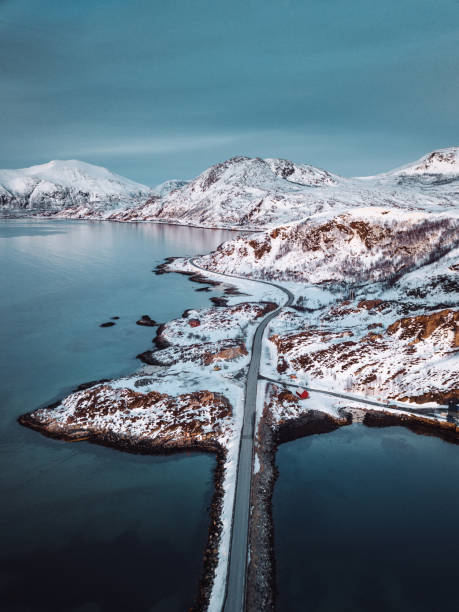 вид с воздуха на заснеженную дорогу на лофотене - snow winter coastline sunrise стоковые фото и изображения