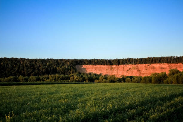 Early morning, the first rays of the sun illuminate the field and mountains Early morning, the first rays of the sun illuminate the field and mountains роса stock pictures, royalty-free photos & images