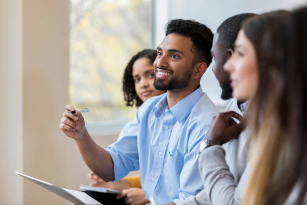 biznesmen zadaje pytanie w klasie szkoleniowej - conference business meeting training zdjęcia i obrazy z banku zdjęć