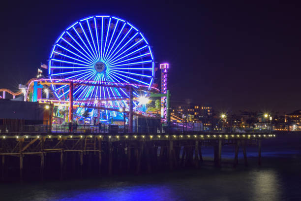 pacific park am santa monica pier bei nacht - ferris wheel santa monica pier santa monica wheel stock-fotos und bilder