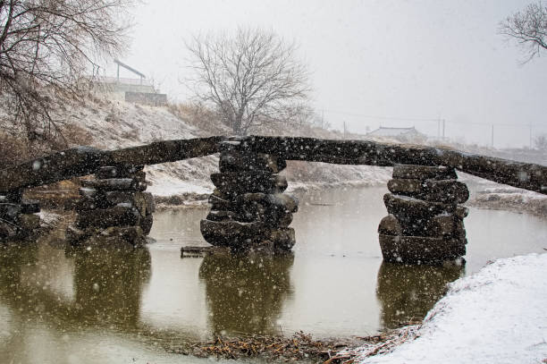 istock A stone bridge on a snowy day VD702 1132143519