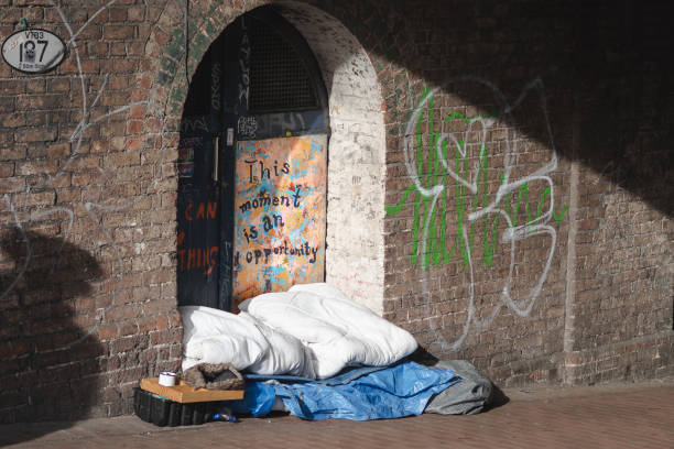 одеяло, лежащее на улице под мостом в брайтоне - pebble bed стоковые фото и изображения