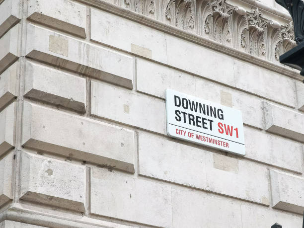 primo passo del cartello a downing street, londra - whitehall street downing street city of westminster uk foto e immagini stock