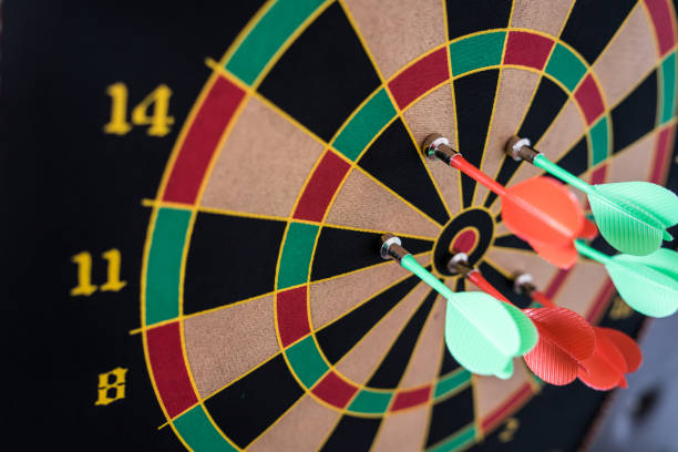 zbliżenie na magnes rzutki na cel - dartboard darts scoreboard leisure games zdjęcia i obrazy z banku zdjęć