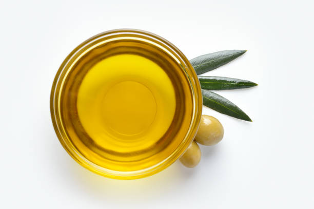 oil prepared to consume Glass bowl with olive oil on white background essential oil stock pictures, royalty-free photos & images