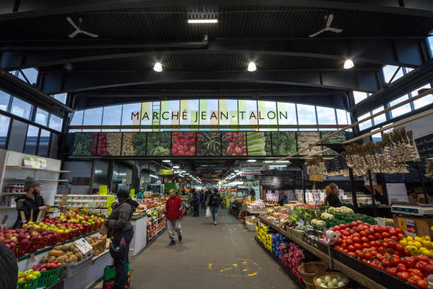 果物、野菜、食料品を販売する商人とマルシェジャン爪市場のメイン路地.モントリオールのランドマークであり、ケベック農業のシンボル - farmers market montreal canada market ストックフォトと画像
