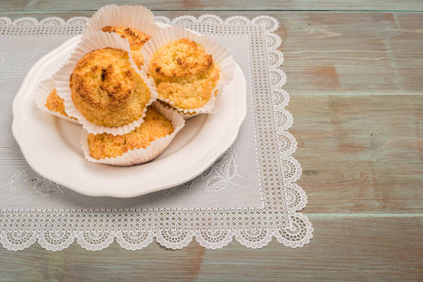 primer plano de los macarrones de coco caseros - macaroon cake candy variation fotografías e imágenes de stock