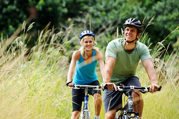 mountainbike all'aperto di coppia - bicycle cycling men riding foto e immagini stock