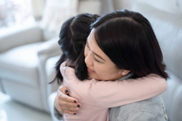 istock Chinese Small Girl Hugs Mom 1132162747