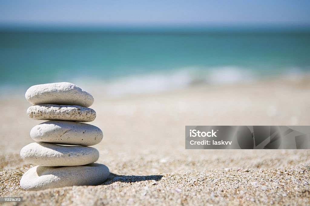 Pila de piedras blancas en playa tropical - Foto de stock de Filosofía libre de derechos