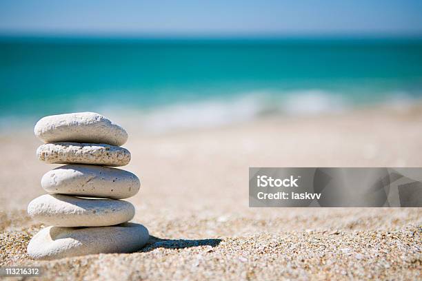 Pila De Piedras Blancas En Playa Tropical Foto de stock y más banco de imágenes de Filosofía - Filosofía, Aire libre, Arena