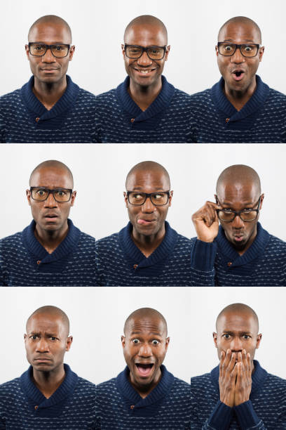 白い背景に9枚の写真の表情モンタージュを作る眼鏡をかけた中年のハゲアフリカ系黒人男性。