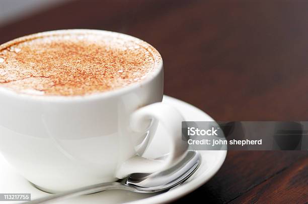 Un Capuchino Foto de stock y más banco de imágenes de Bebida con espuma - Bebida con espuma, Cafetería de carretera, Café - Bebida