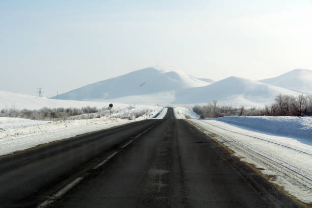 autostrada w górach regionu orenburg - south ural zdjęcia i obrazy z banku zdjęć