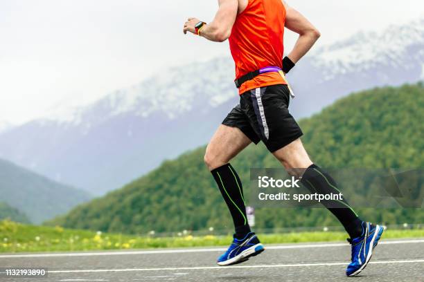 Hombre Corredor En Calcetines De Compresión Foto de stock y más banco de imágenes de Calcetines de compresión - Calcetines de compresión, Calcetín, Correr