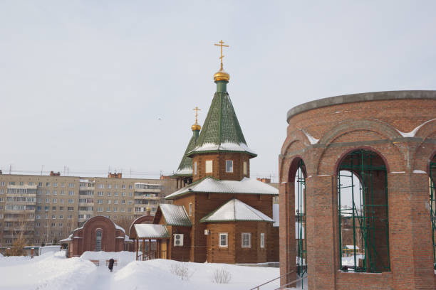paesaggio invernale con cattedrale in legno della chiesa ortodossa russa - siberia russia russian orthodox orthodox church foto e immagini stock